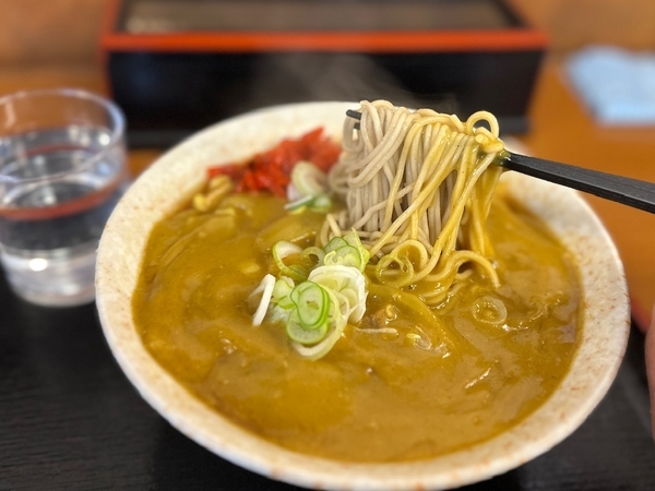 大カレーそばを手繰る