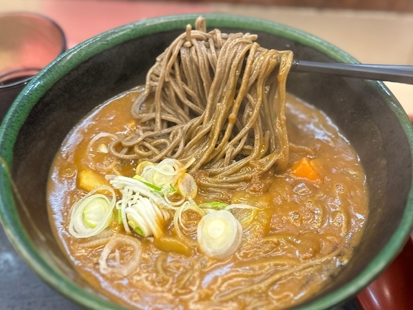 大カレーそばを手繰る