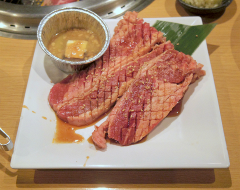 埼玉県所沢市上新井４丁目にある焼肉店「焼肉きんぐ　所沢店」食べ放題の肉色