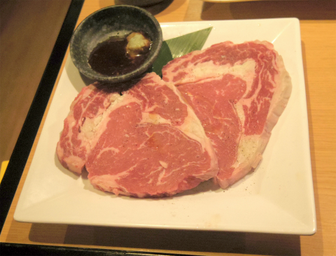 埼玉県所沢市上新井４丁目にある焼肉店「焼肉きんぐ　所沢店」食べ放題の肉色