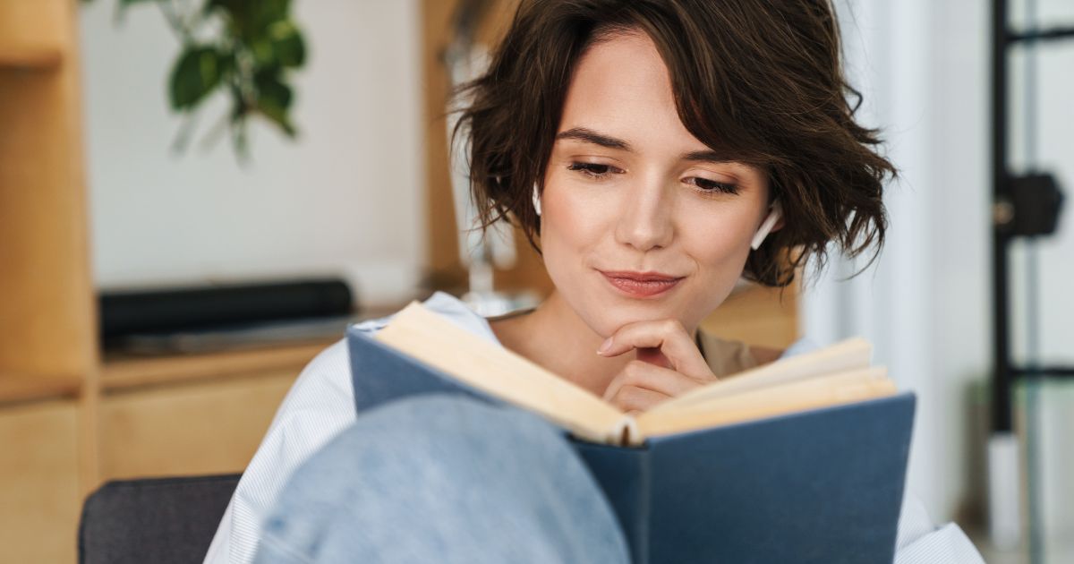 効果的な教材で英語音読をする女性