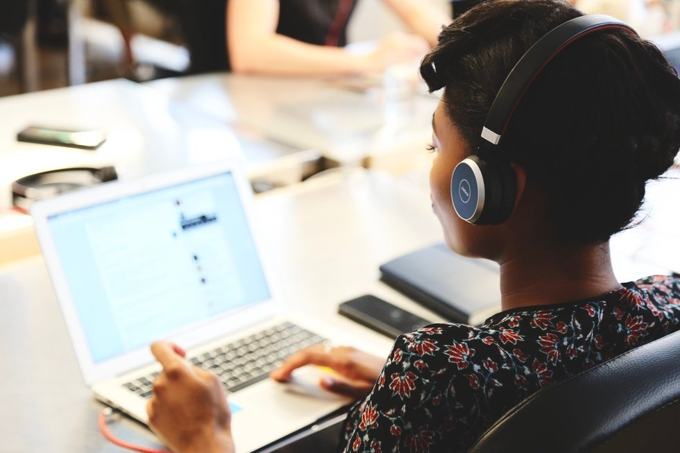 Travailler en musique nous rend-il vraiment plus efficaces ?