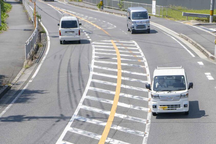 何かと話題になる道路の「ゼブラゾーン」！　５種類あるけど意味と入ってイイかダメかの区別はちゃんとついてる？