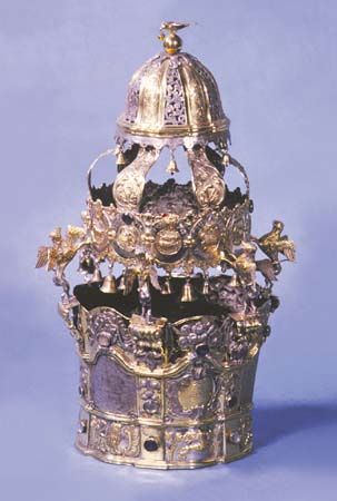 Torah crown