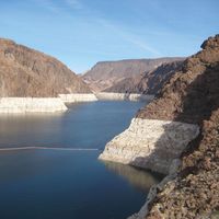 Lake Mead (the impounded Colorado River) at the Hoover Dam. The light-coloured band of rock above the shoreline shows the decrease in water level in the first few years of the 21st century.