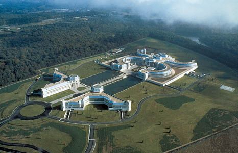 Bouygues world headquarters, Saint-Quentin-en-Yvelines, France, designed by Kevin Roche John Dinkeloo and Associates.