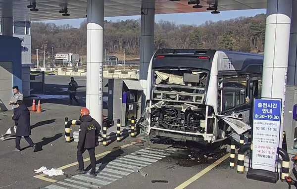 지난 23일 충주 목행동 소재 수소충전소에서 수소 시내버스 후면부가 폭발해 화재가 발생했다. 이로 인해 3명이 중경상을 입었다. 사진=연합뉴스