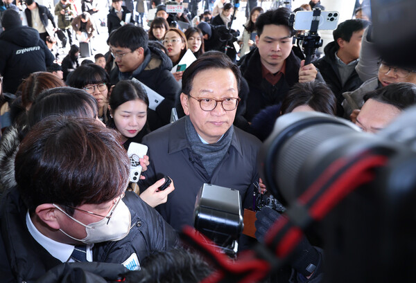 '12·3 비상계엄 사태'로 수사와 탄핵심판을 받게 된 윤석열 대통령의 변호인단 구성에 참여한 석동현 변호사가 19일 오후 서울 서초구 서울고등검찰청 앞에서 취재진에게 둘러싸여 있다. (2024.12.19) 사진=연합뉴스