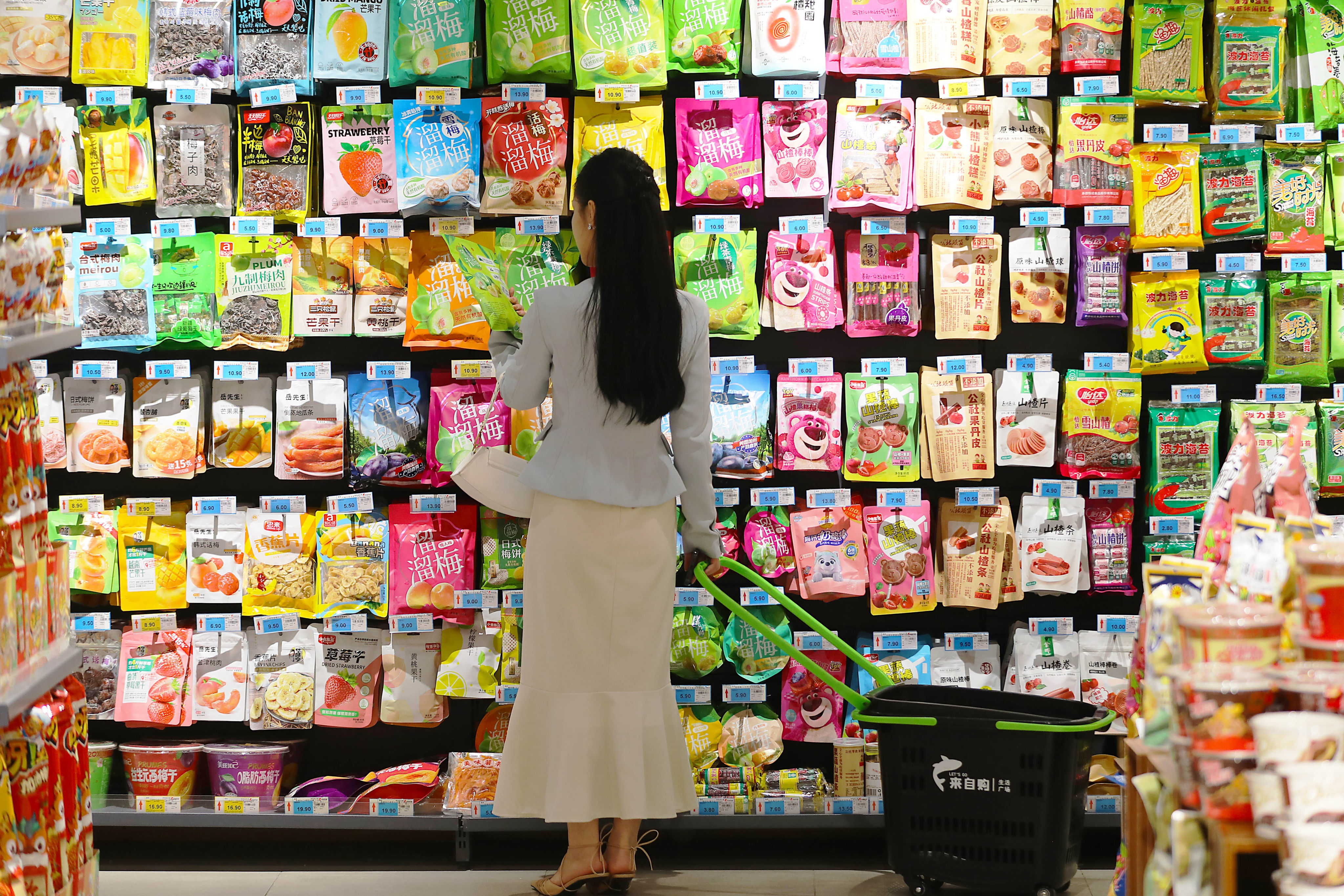 A woman shops at a supermarket in Tengzhou in east China’s Shandong province on April 11, 2024. Photo: Xinhua