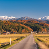 白劔と紅葉の山々