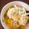 今どきは  カップラーメンも合体するのだ！