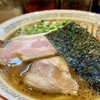 【今週のラーメン５２５１】鯨人（東京・JR三鷹駅北口）ラーメン 黒 ＋ 生卵 ＋ ごはん　〜豚骨醤油の新境地！？白飯と相性抜群！腹を空かして行けよ！行けばわかるさ！