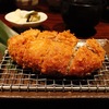 とんかつ（トンカツ，豚カツ）１（世界の肉料理５）　Tasteatlasの肉料理評価ランキングでは，92位．日本の肉料理の中では３位．19世紀末に西洋の影響を受けた日本料理である洋食の一種として登場しました．時代とともに，とんかつはますます日本化され，大衆に広く浸透し，よりポピュラーな料理となりました．その一翼を担ったのは「ポークカツレツ」の生みの親，銀座の煉瓦亭．とんかつは他の食材と組み合わせると，ほぼ無限ともいえるバリエーションの料理に変身します．