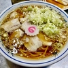 【今週のラーメン５５９１】中華そば みたか（東京・三鷹）チャシューメン  細葱 ＋ 竹の子皿 ＋ サッポロ赤星２本　〜ノスタルジーな風貌に細葱のせてエレガント！アレンジ自在！私的極上焼豚麺！