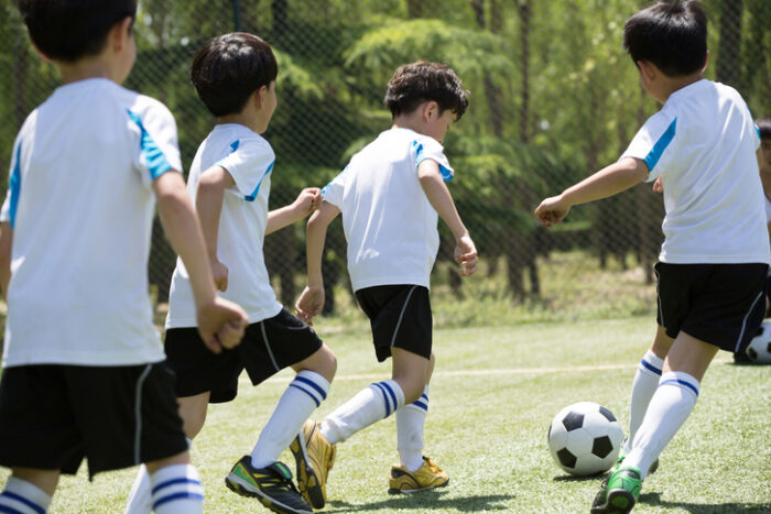 축구를 하고 있는 어린이들