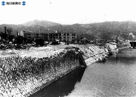 【広島】崩れ去った元安橋跡の川と風景＝１９４５（昭和２０）年８月