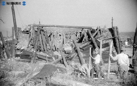 【広島】幅が広く覆いが薄い防空壕はひとたまりも無く押しつぶされた＝１９４５（昭和２０）年８月９日