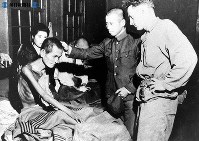 【長崎】被爆者を視察する米軍将校と日本人医師＝１９４５（昭和２０）年１０月９日