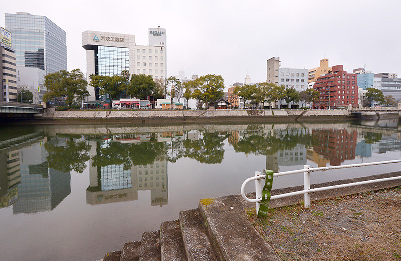 （２）広島市南区稲荷町の京橋川左岸から西方向を撮影。国平幸男記者が撮影した１９４５年８月９日当時の防空壕は、この辺りにあったとみられる＝２０１７年２月６日、山田尚弘撮影