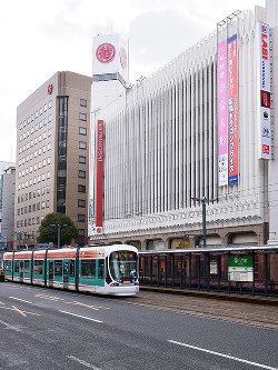 （６）中国新聞社の跡地には広島三越が建ち、繁華街の顔になった＝広島市中区で２０１７年２月６日、山田尚弘撮影