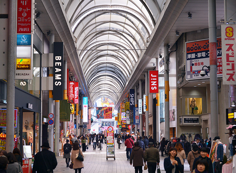 （９）にぎわいを見せる広島本通商店街。国平幸男記者が撮影した１９４５年８月９日当時、左手前付近には大林組広島支店があった＝広島市中区で２０１７年２月６日、山田尚弘撮影