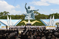 ２０１６年の長崎原爆の日に開かれた平和祈念式典＝長崎市の平和公園で２０１６年８月９日午前１１時２３分、矢頭智剛撮影