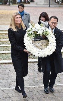 爆心地公園で献花するＩＣＡＮのベアトリス・フィン事務局長（左）＝長崎市で２０１８年１月１３日午前１０時、森園道子撮影