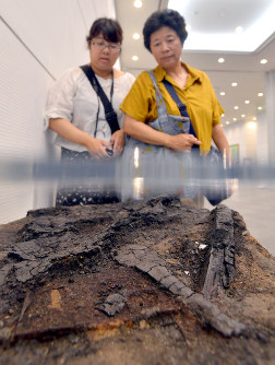 原爆資料館本館の地下調査で出土し、同館東館で展示されている被爆遺構。焼け焦げた日用品などが見える＝広島市中区で２０１７年７月１１日、山田尚弘撮影