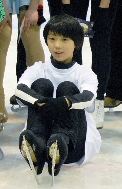 １２歳の頃の羽生結弦選手。トリノ五輪フィギュアスケート金メダリストの荒川静香さんが、かつて練習拠点にしていたリンクで行われたスケート教室に参加していた＝仙台市泉区のアイスリンク仙台で２００７年４月３日、手塚耕一郎撮影