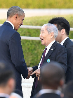 オバマ米大統領【宇野）と握手し、語り合う坪井直・日本被団協代表委員（右）＝広島市中区で２０１６年５月２７日（代表撮影）