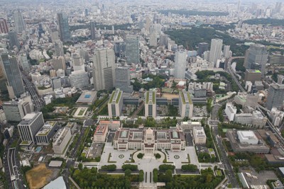 国会議事堂（手前）と周辺＝東京都千代田区で、本社ヘリから佐々木順一撮影