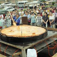 こんがりきつね色に揚がった直径２．１メートルもの巨大コロッケ＝北海道厚沢部町で