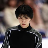 試合当日の公式練習でリンクを見つめる羽生結弦＝真駒内セキスイハイムアイスアリーナで2019年11月22日、貝塚太一撮影