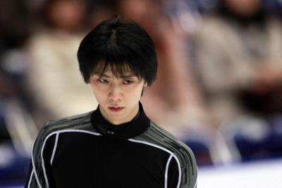 試合当日の公式練習でリンクを見つめる羽生結弦＝真駒内セキスイハイムアイスアリーナで2019年11月22日、貝塚太一撮影