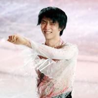 エキシビションで観客に笑顔を見せる羽生結弦＝真駒内セキスイハイムアイスアリーナで2019年11月24日、貝塚太一撮影