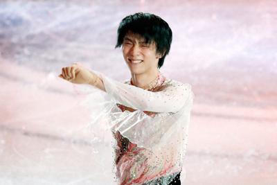 エキシビションで観客に笑顔を見せる羽生結弦＝真駒内セキスイハイムアイスアリーナで2019年11月24日、貝塚太一撮影