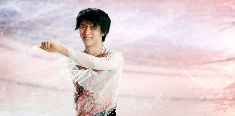 エキシビションで観客に笑顔を見せる羽生結弦＝真駒内セキスイハイムアイスアリーナで2019年11月24日、貝塚太一撮影