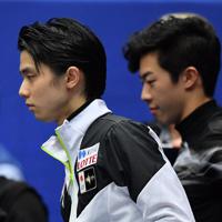 世界選手権男子フリー演技の直前練習で集中する羽生結弦（左）とネーサン・チェン＝さいたまスーパーアリーナで2019年3月23日午後8時29分、宮間俊樹撮影