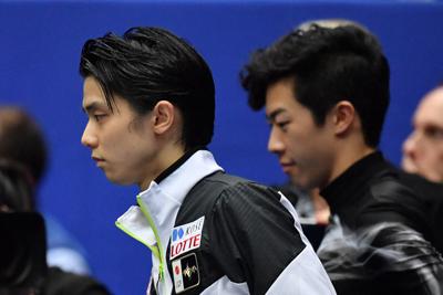 世界選手権男子フリー演技の直前練習で集中する羽生結弦（左）とネーサン・チェン＝さいたまスーパーアリーナで2019年3月23日午後8時29分、宮間俊樹撮影