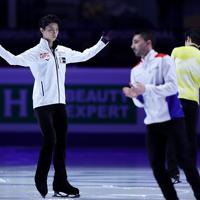 男子フリーを前に選手紹介される羽生結弦＝イタリア・トリノのパラベラ競技場で２０１９年１２月７日、貝塚太一撮影