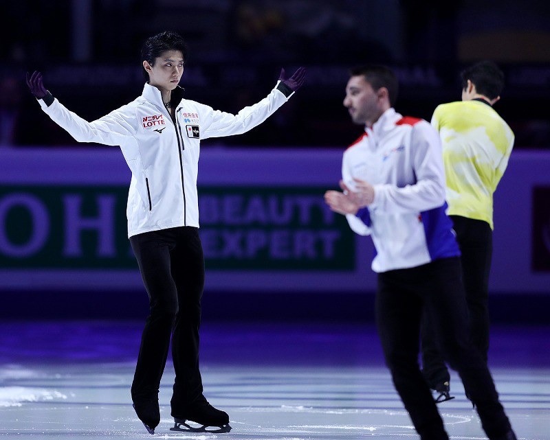 男子フリーを前に選手紹介される羽生結弦＝イタリア・トリノのパラベラ競技場で２０１９年１２月７日、貝塚太一撮影