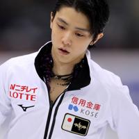 男子フリーの直前練習で氷を見つめる羽生結弦＝イタリア・トリノのパラベラ競技場で２０１９年１２月７日、貝塚太一撮影