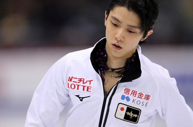 男子フリーの直前練習で氷を見つめる羽生結弦＝イタリア・トリノのパラベラ競技場で２０１９年１２月７日、貝塚太一撮影