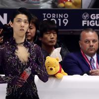 男子フリーの直前練習でモニターを見つめる羽生結弦＝イタリア・トリノのパラベラ競技場で２０１９年１２月７日、貝塚太一撮影