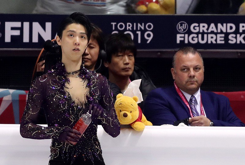 男子フリーの直前練習でモニターを見つめる羽生結弦＝イタリア・トリノのパラベラ競技場で２０１９年１２月７日、貝塚太一撮影