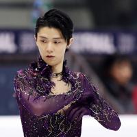 男子フリーの直前練習で動きを確かめる羽生結弦＝イタリア・トリノのパラベラ競技場で２０１９年１２月７日、貝塚太一撮影