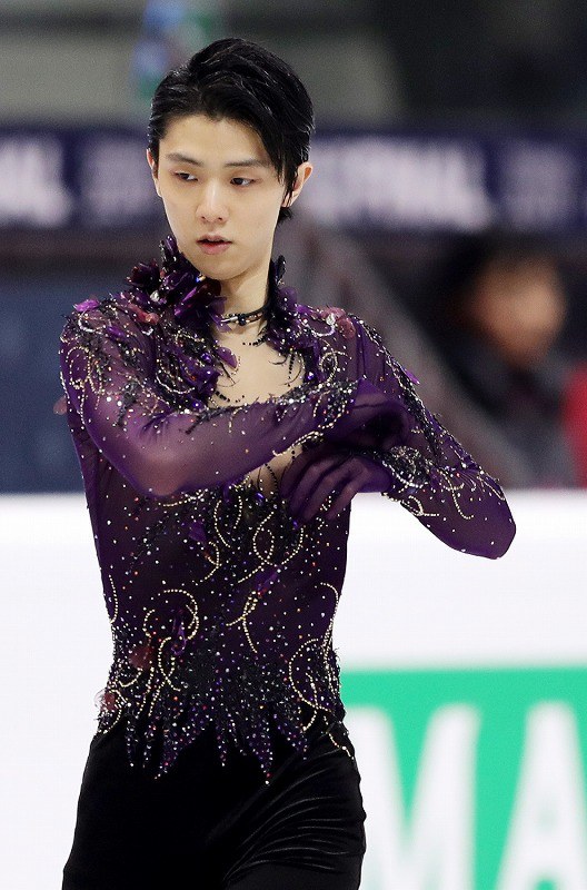 男子フリーの直前練習で動きを確かめる羽生結弦＝イタリア・トリノのパラベラ競技場で２０１９年１２月７日、貝塚太一撮影