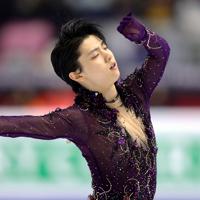 男子フリーで演技する羽生結弦＝イタリア・トリノのパラベラ競技場で２０１９年１２月７日、貝塚太一撮影