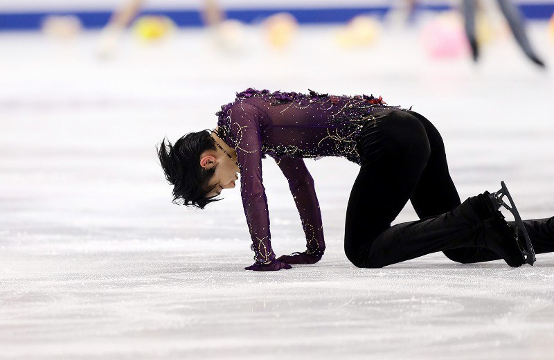 男子フリーで演技を終えてリンクに両手をつく羽生結弦＝イタリア・トリノのパラベラ競技場で２０１９年１２月７日、貝塚太一撮影