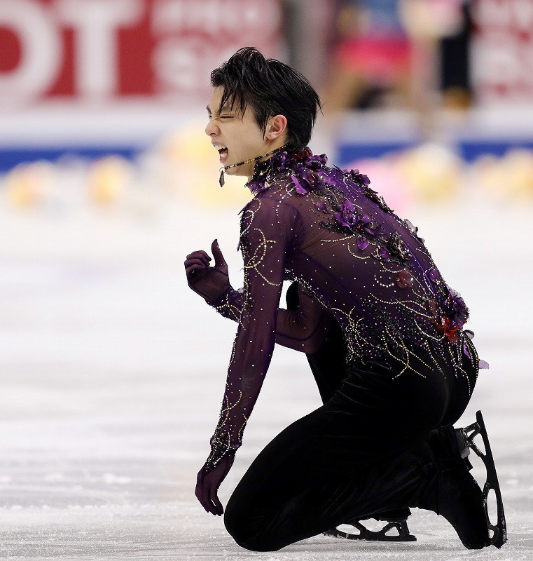 男子フリーで演技直後に苦しそうな表情を見せる羽生結弦＝イタリア・トリノのパラベラ競技場で２０１９年１２月７日、貝塚太一撮影